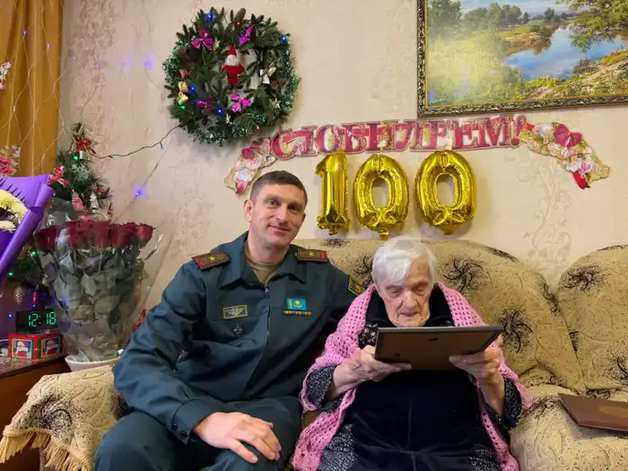 Поздравление военнослужащих ветерану войны Марии Матюшиной подчеркивает значимость уважения к истории и ветеранам Актобе