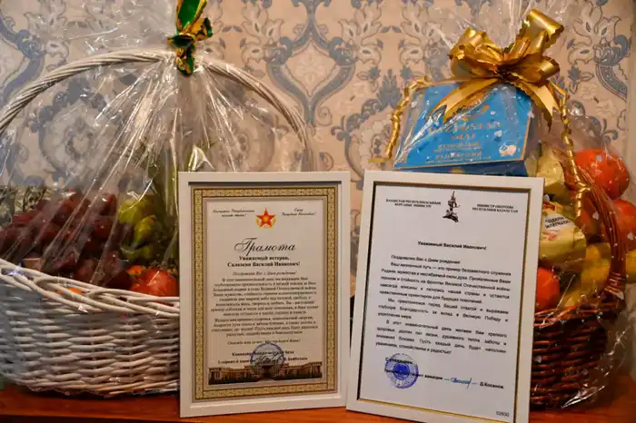 Моряки Военно-морских сил Казахстана отмечают день рождения 99-летнего ветерана войны Актобе