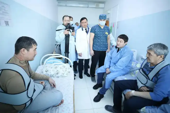 Аким Мангистауской области ознакомился с состоянием пострадавших в дорожно-транспортном происшествии в Бейнеуском районе (2)