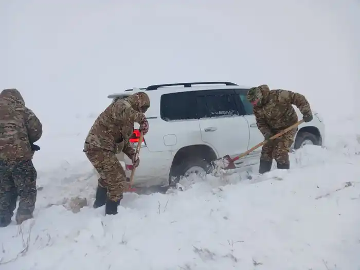 Спасение людей из снежных заносов в Казахстане за пять дней Актобе
