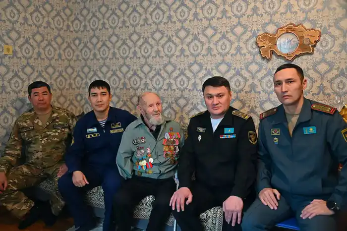 В Актау военные моряки поздравили ветерана войны с днем рождения (3)
