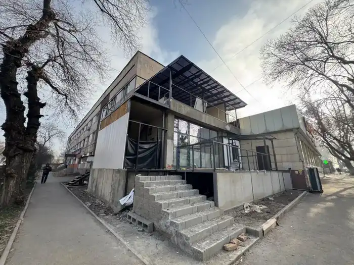 В Алматы продолжается борьба с незаконными постройками: снос очередной пристройки к жилому дому Актобе