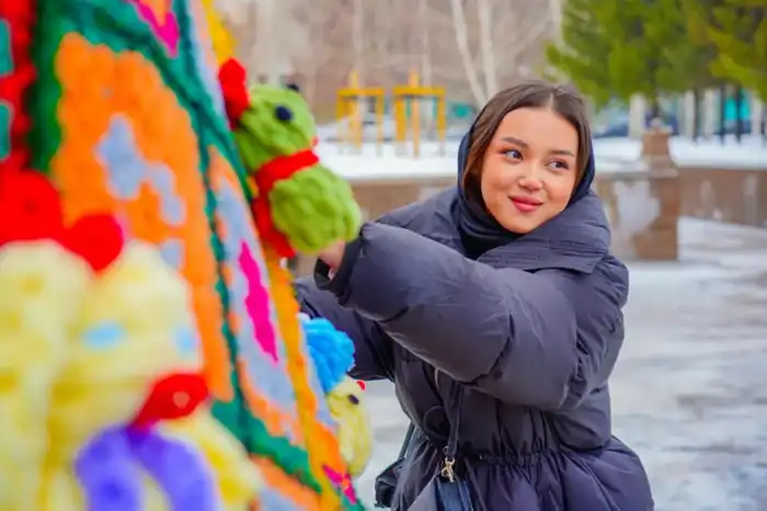 В Астане открыли эко-елку в стиле құрақ-көрпе, созданную волонтерами Актобе