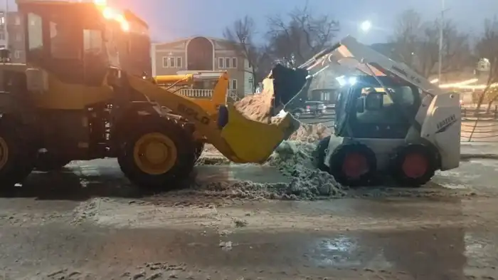 Зимние меры коммунальных служб: использование 3 500 тонн техсоли и масштабные работы по устранению последствий гололеда в Астане Актобе