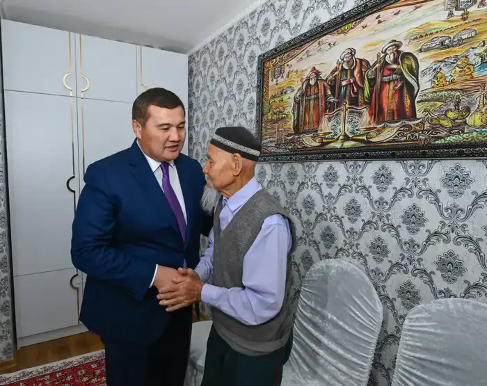 Глава региона посетил ветерана Яхию Тасырова с поздравлениями к Новому году Актобе