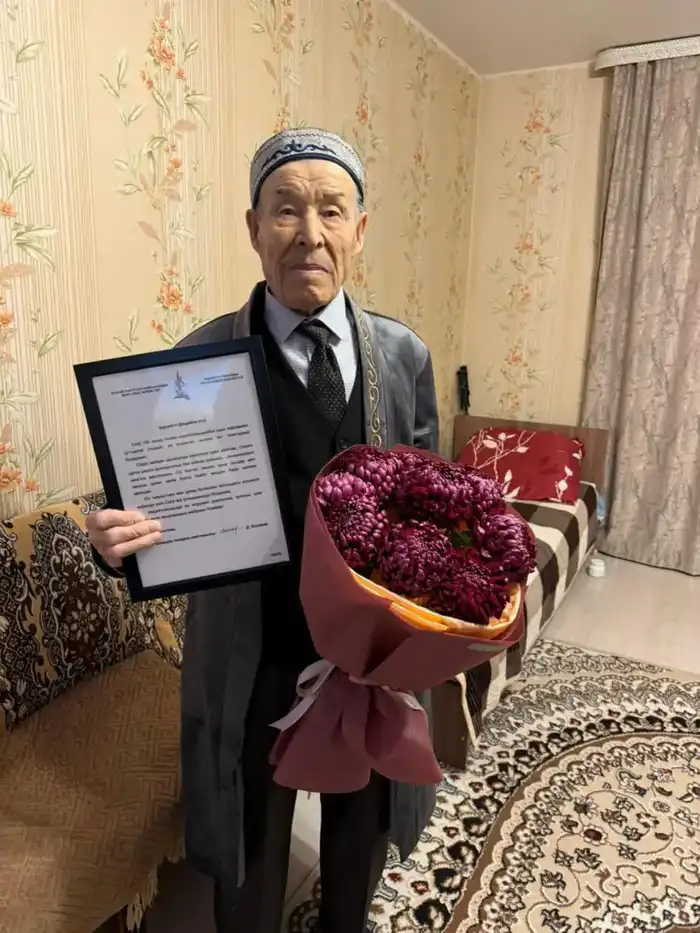 Военнослужащие отмечают 100-летие ветерана войны, подчеркивая важность памяти о прошлом для будущих поколений Актобе