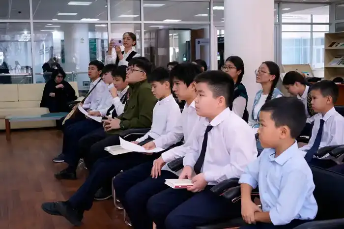 Участники круглого стола в Алматы обсуждают глубокие аспекты национальных ценностей через призму романа 'Әке' Актобе