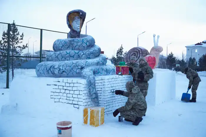 Лёд, фантазия и тепло сердец: столичные гвардейцы создали новогодний городок Актобе