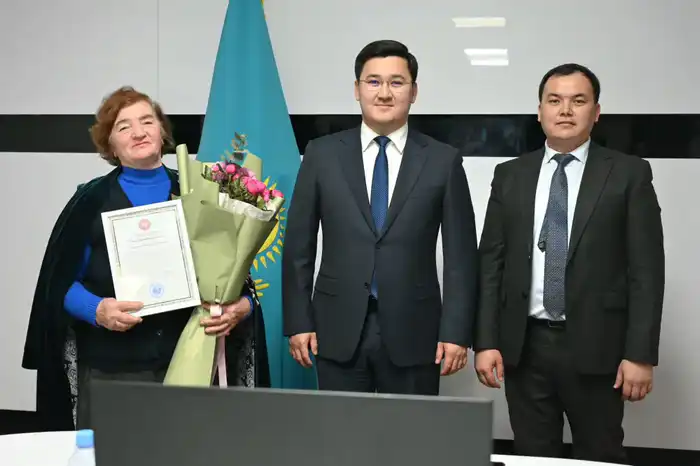 Патриот Жетысая 40 лет бесплатно убирает улицы и сажает цветы Актобе