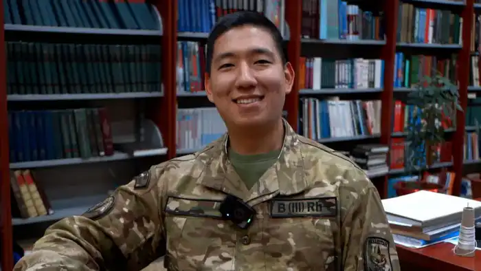 В Национальном университете обороны служит солдат-полиглот (2)