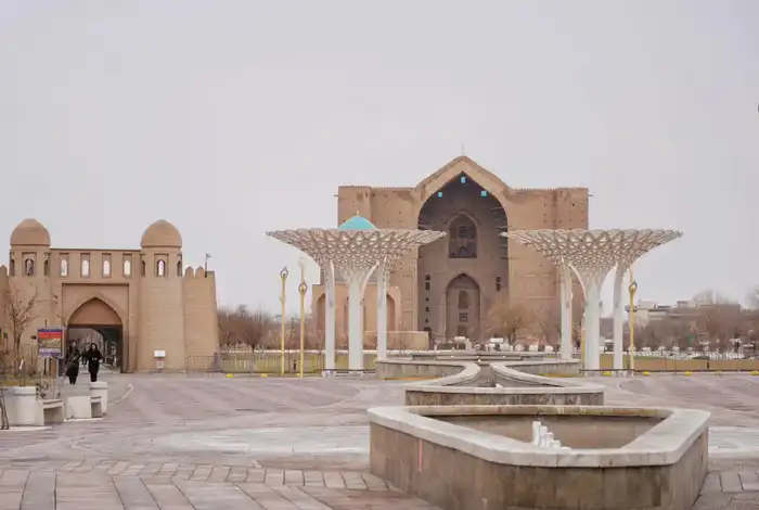 МИНИСТРЫ ВОДНОГО ХОЗЯЙСТВА УЗБЕКИСТАНА И КАЗАХСТАНА ПОСЕТИЛИ МАВЗОЛЕЙ ХОДЖИ АХМЕДА ЯСАУИ В ТУРКЕСТАНЕ (2)