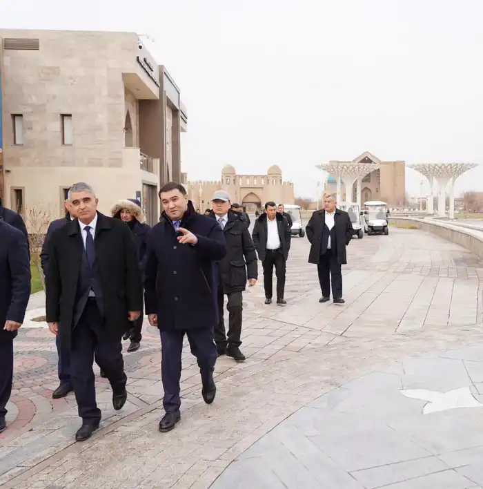 МИНИСТРЫ ВОДНОГО ХОЗЯЙСТВА УЗБЕКИСТАНА И КАЗАХСТАНА ПОСЕТИЛИ МАВЗОЛЕЙ ХОДЖИ АХМЕДА ЯСАУИ В ТУРКЕСТАНЕ (4)