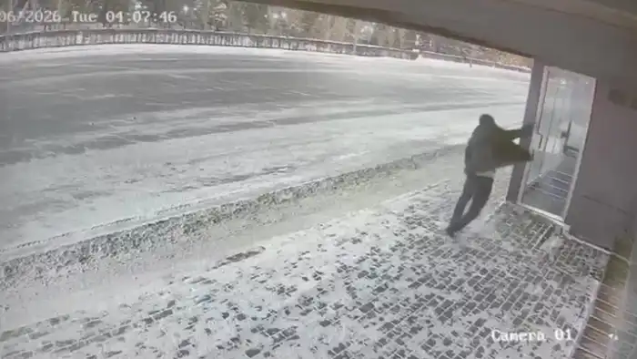 В Астане мужчина разбил стекло в тёплой остановке после конфликта с незнакомцем, за что получил 15 суток ареста. Актобе