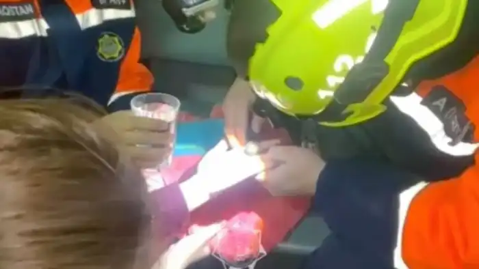 В Астане спасатели освободили девушку от кольца, сдавившего палец Актобе