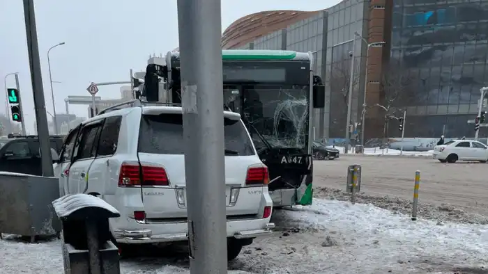 ДТП в центре Астаны: авария с участием маршрутного автобуса и легковых автомобилей Актобе