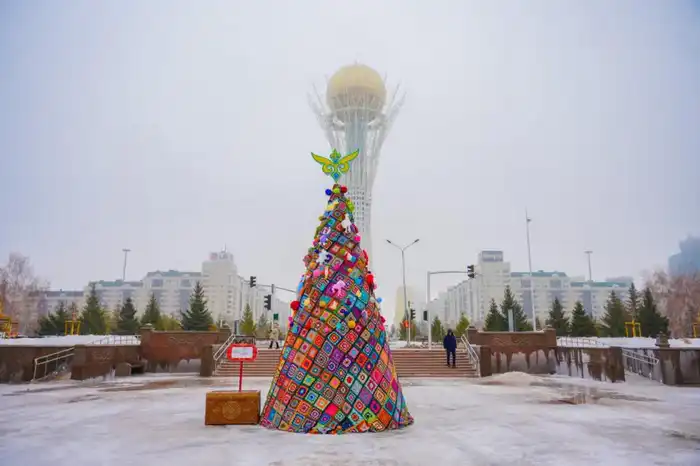 В Астане возвели эко-елку с казахской символикой (8)