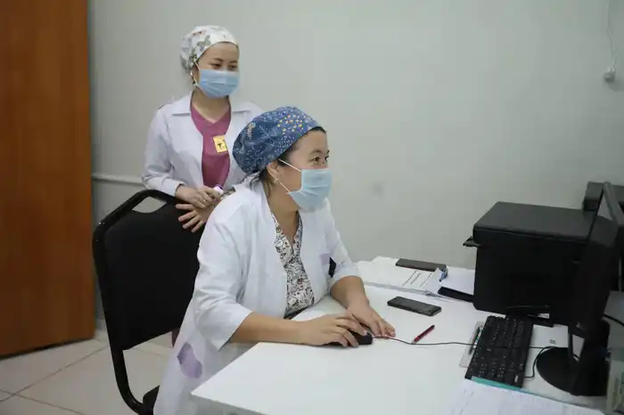 Аким Мангистауской области посетил пострадавших в ДТП в Бейнеуском районе Актобе