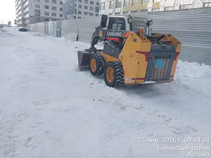 Астана очищается от снега с помощью спецтехники Актобе