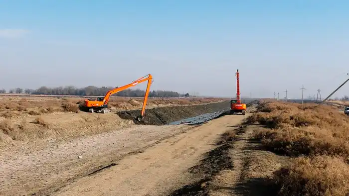 В Жетысайском районе началась первая за 40 лет очистка магистральных каналов Актобе