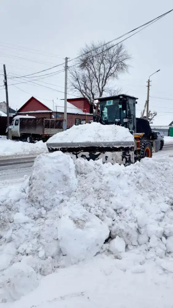 В Астане mobilized over 1,500 units of special equipment for nighttime snow removal operations Актобе