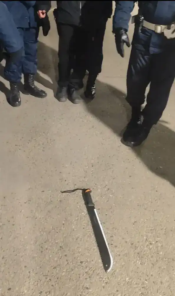 Гвардейцы задержали мужчину с мачете в Конаеве Актобе