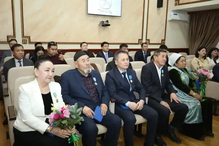 Нурдаулет Килыбай вручил ряду тружеников государственные награды (9)