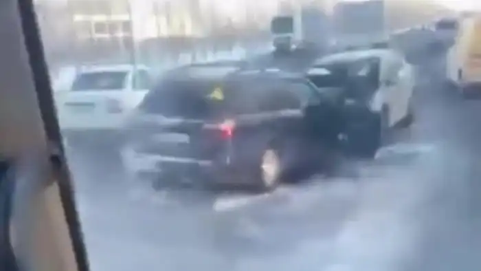 Лобовое столкновение двух автомобилей в Астане: есть пострадавшие, видео инцидента в соцсетях Актобе