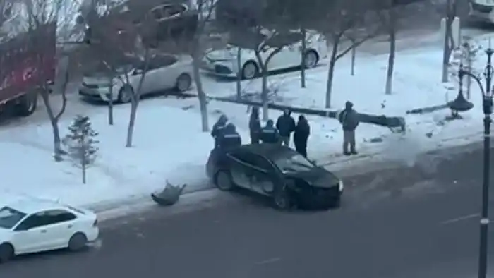 Столб упал на припаркованную машину в Астане после аварии легкового автомобиля на проспекте Мангилик Ел Актобе