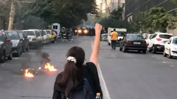 Протесты, спровоцированные гибелью 23-летней Махсы Амини