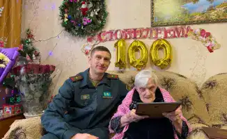 Поздравление военнослужащих ветерану войны Марии Матюшиной подчеркивает значимость уважения к истории и ветеранам