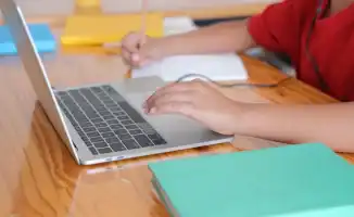 Школьники младших классов Астаны переходят на дистанционное обучение: последствия для учебного процесса и родителей