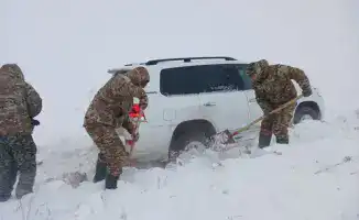 Спасение людей из снежных заносов в Казахстане за пять дней