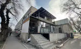 В Алматы продолжается борьба с незаконными постройками: снос очередной пристройки к жилому дому