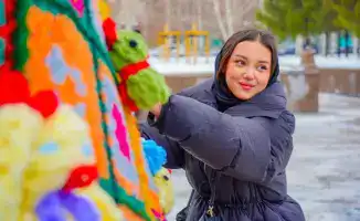 В Астане открыли эко-елку в стиле құрақ-көрпе, созданную волонтерами