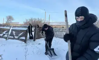 В Костанайской области волонтёры помогают пожилым людям в рамках акции «Снежный десант»