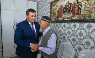 Глава региона посетил ветерана Яхию Тасырова с поздравлениями к Новому году