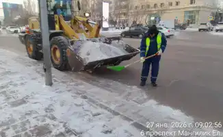 Астана очищает дороги от зимнего снега: 1 100 единиц спецтехники в борьбе с белым покровом