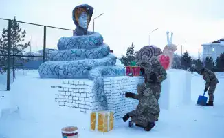 Лёд, фантазия и тепло сердец: столичные гвардейцы создали новогодний городок