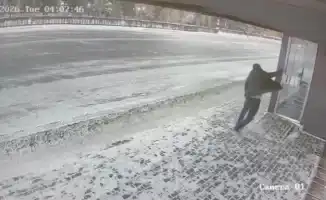 В Астане мужчина разбил стекло в тёплой остановке после конфликта с незнакомцем, за что получил 15 суток ареста.