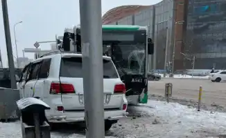 ДТП в центре Астаны: авария с участием маршрутного автобуса и легковых автомобилей