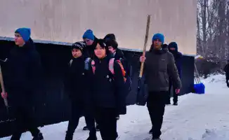 «Снежный десант»: школьники Астаны расчищают путь к доброте и ответственности