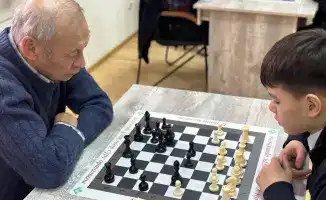 В Астане прошел шахматный турнир между пенсионерами и школьниками