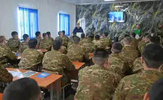 Замминистра в гостях у солдат: обед и дисциплина!