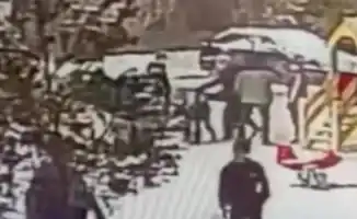 Международный резонанс: Мужчина вмешивается в детскую драку в Астане, видео становится вирусным