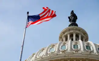 Сенат США ограничил полномочия Трампа по ведению войны в Венесуэле, проголосовав за соответствующий законопроект. Это решение отражает стремление законодателей контролировать действия исполнительной власти в отношении внешней политики и военных операций.