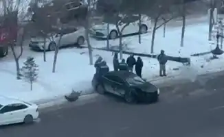 Столб упал на припаркованную машину в Астане после аварии легкового автомобиля на проспекте Мангилик Ел