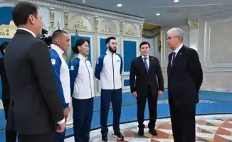 Токаев вручил Государственный флаг знаменосцам олимпийской и паралимпийской команд Казахстана на зимнюю Олимпиаду