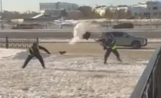 Снежная баталия на остановке в Астане: как доброта рабочих вдохновила горожан и сплотила сообщество