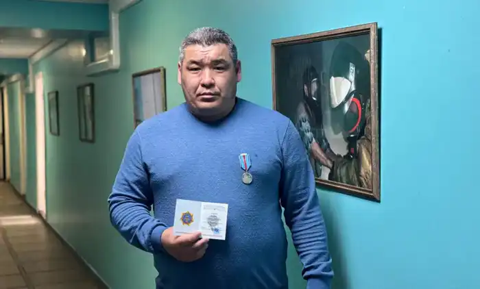 Героизм педагога ВКО при пожаре: медаль как признание мужества и самопожертвования Актобе