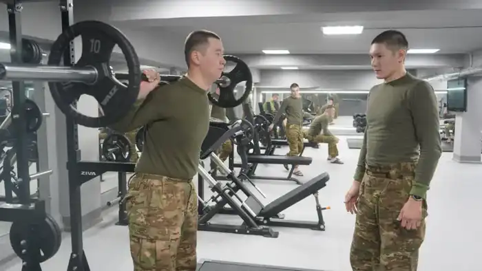 Казахстанский призер чемпионата мира по конькобежному спорту проходит срочную службу в Алматинском гарнизоне (5)